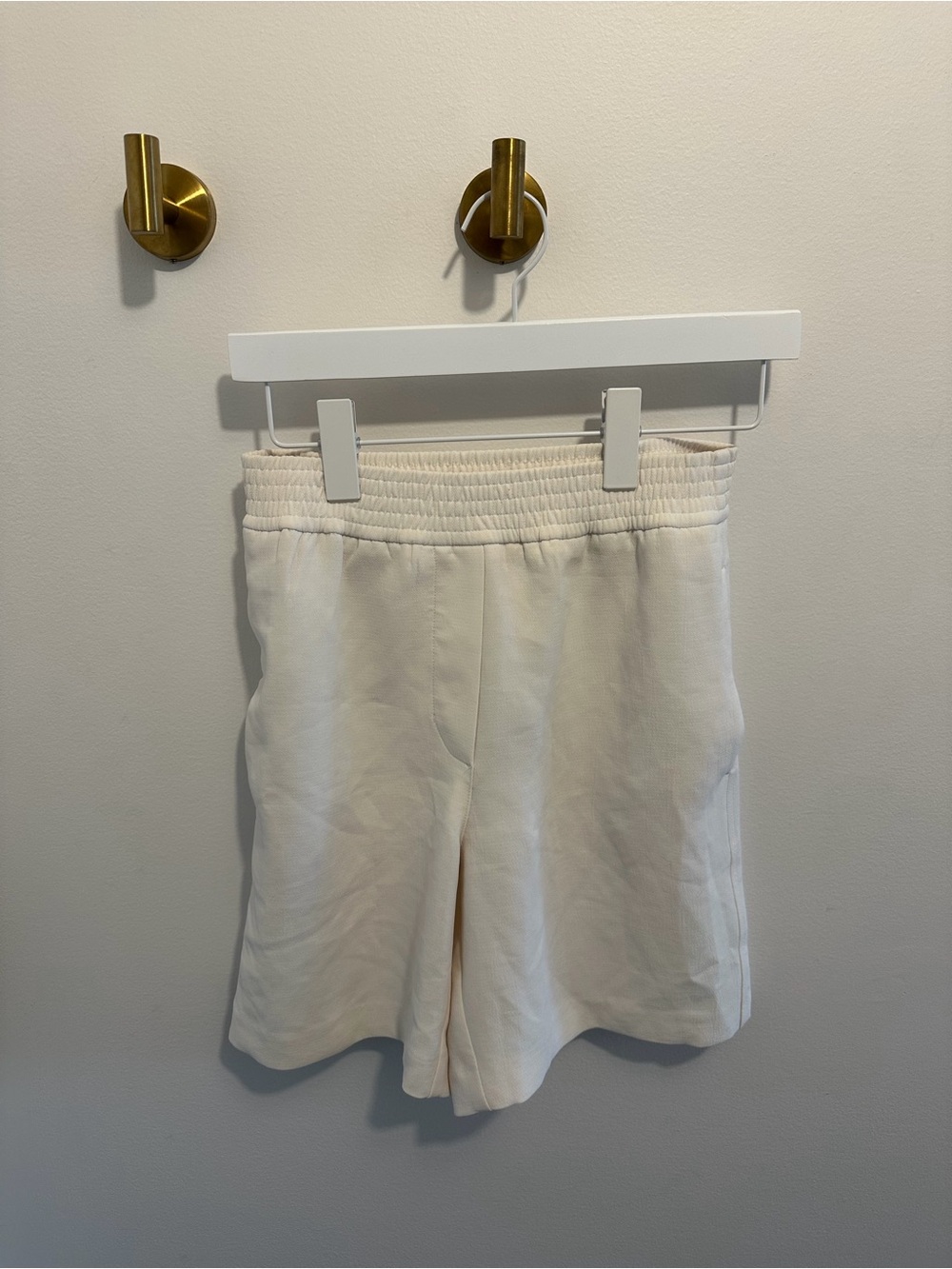 Aritzia Off-White Elastic-Waist Relaxed Shorts